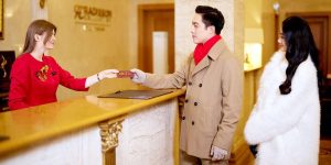 Для участия в номинации «Администратор гостиницы» необходимо представить видеопрезентацию и короткое тематическое эссе. Фото: Пресс-служба Комитета по туризму города Москвы