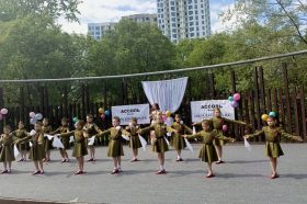 Танцевальная студия «Ассоль» провела отчетный концерт в парке «Ручеек». Фото: официальная страница СДЦ «Маяк» в социальных сетях