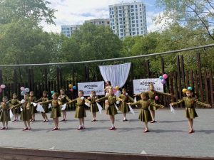 Танцевальная студия «Ассоль» провела отчетный концерт в парке «Ручеек». Фото: официальная страница СДЦ «Маяк» в социальных сетях